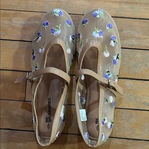 NWOT EUC No Boundaries mesh Beige Floral Dress Shoes